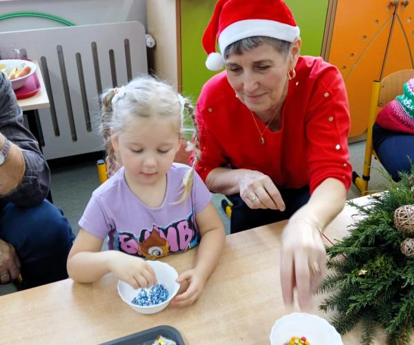 Wspólne zdobienie pierników z przedszkolakami. 