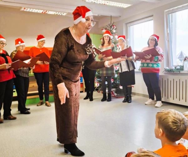 Uczestnicy Klubu Czytelniczego podczas występu. 