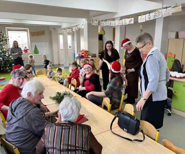 Wspólne zdobienie pierników z przedszkolakami. 