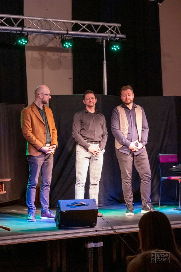 Na scenie stoi trzech kabareciarzy 