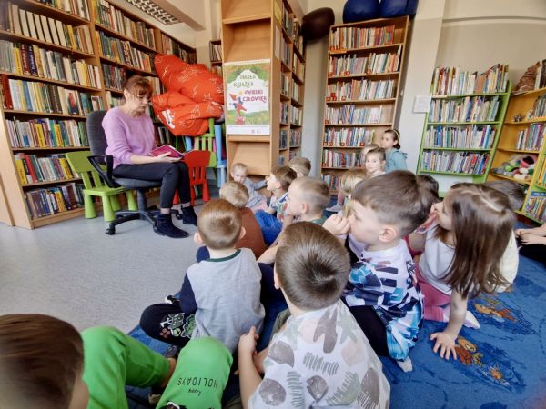 Bibliotekarz czyta dzieciom książkę 