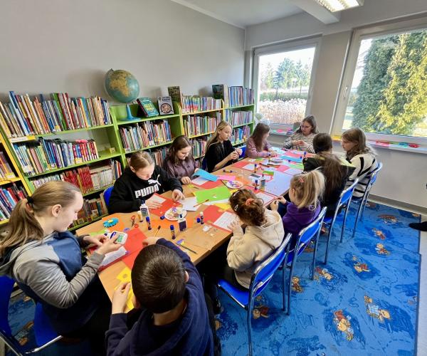 Dzieci tworzące kalendarze. 