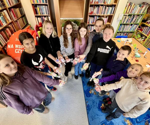 Dzieci prezentujące stworzone prezenty - mydełka 
